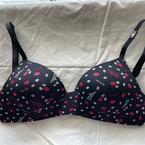 Victoria’s Secret wireless molded cup bra 32DD XOXO 💋 lips pattern nwt